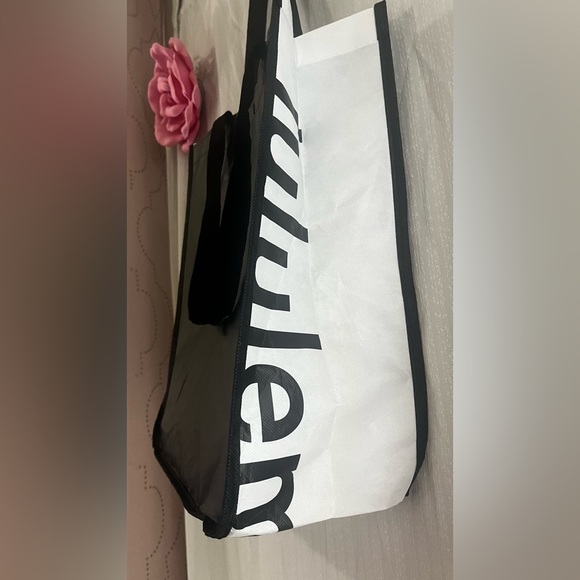 lululemon athletica Black Minimalist Tote - Picture 3 of 3